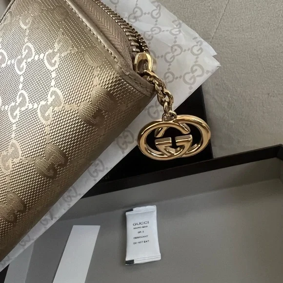 Gucci Metallic Gold Zippy Wallet with Iconic Charm - Picture 2 of 8
